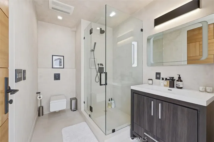 Second bathroom ensuite bathroom.