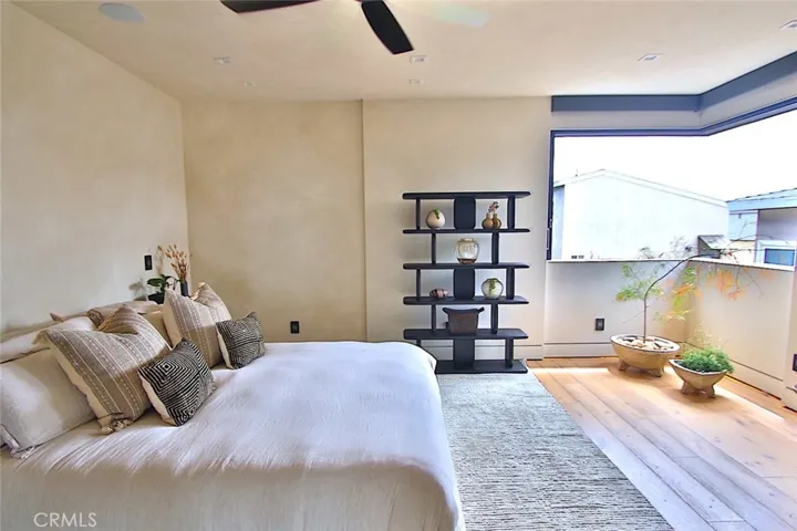 Enormous primary bedroom.
