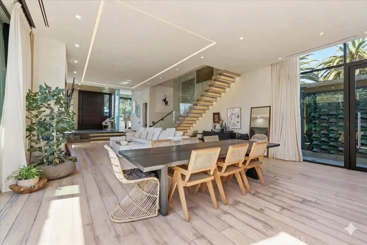 Approx 11 foot high ceilings.