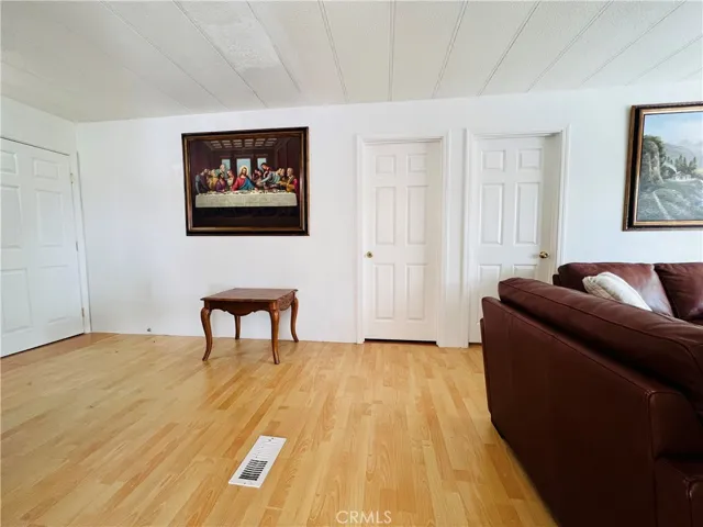 Living room - view 3