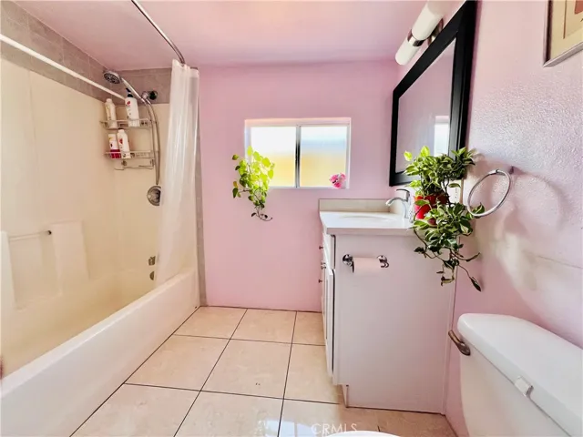 2nd bathroom - view 4