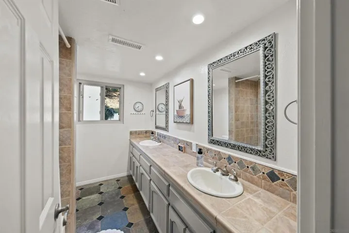 580 582 South Grade, Alpine, California 91901