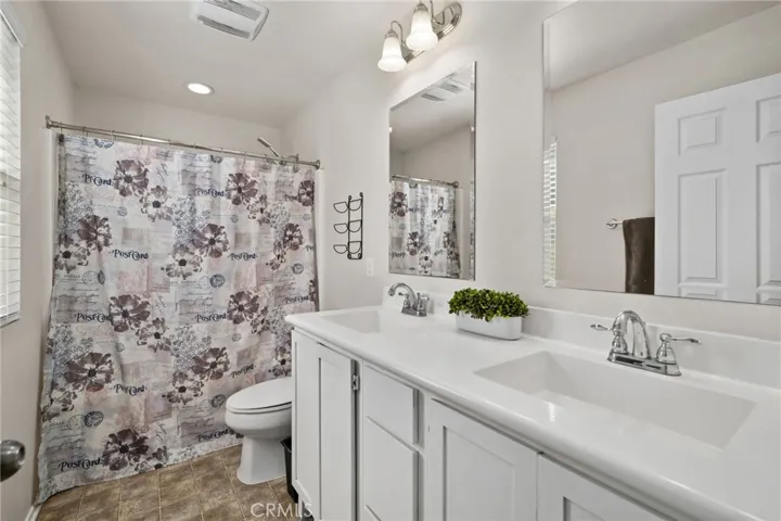 Primary en-suite bathroom