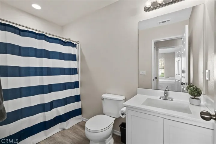 Secondary full bathroom