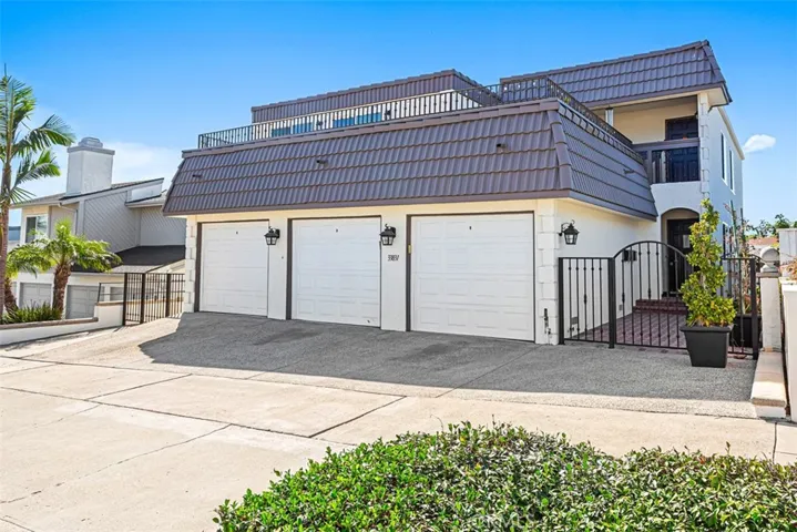 Well maintained property. Unit is on the upper corner level with 
magnificent views