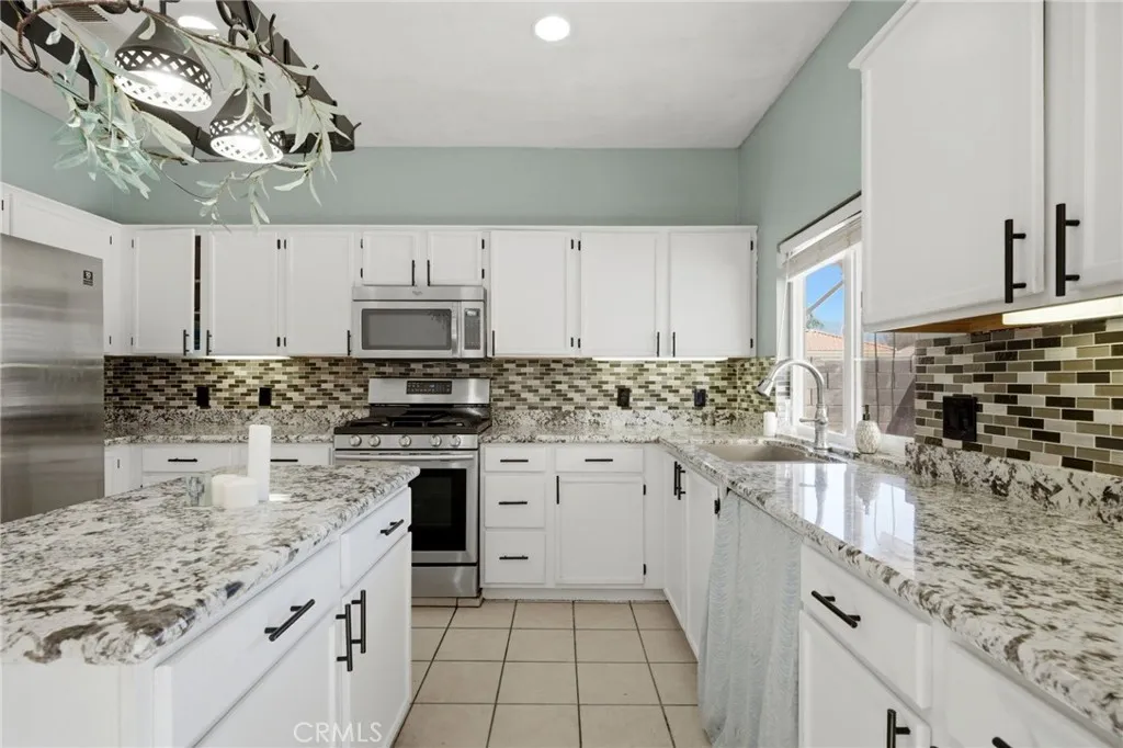 1853 Rue Chablis, San Jacinto, California 92583 home-pic-12