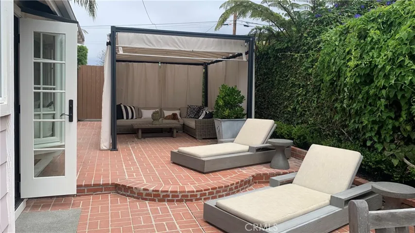 Side yard lounge area