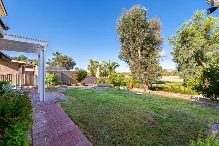 yard off kitchen/dining rm