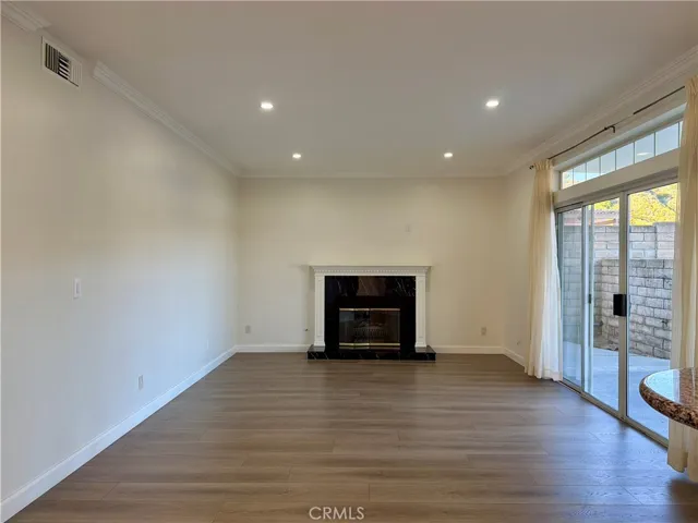 Family room w/ Fireplace