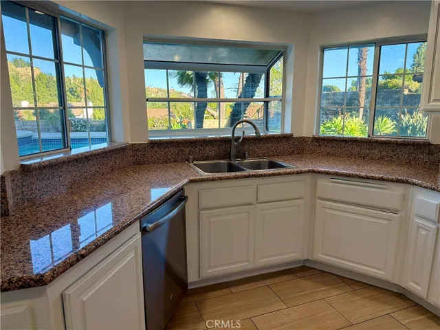 dual sink w/ bay windows