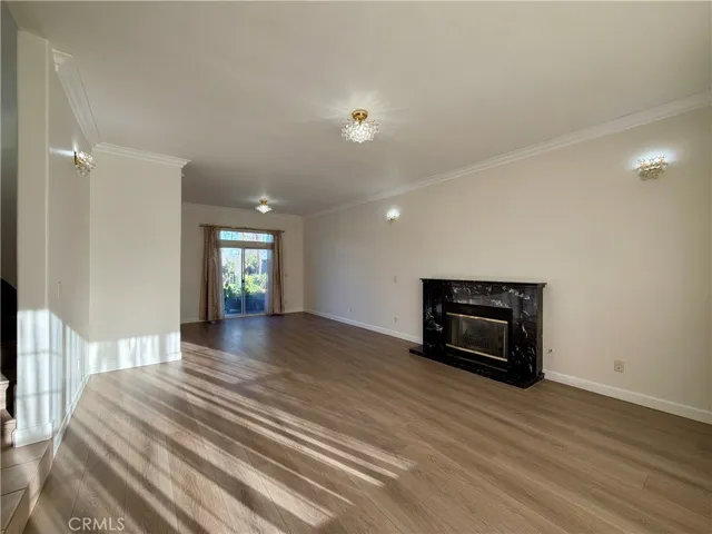 Living room w/ fireplace
