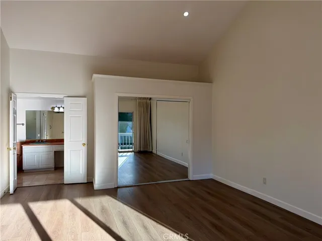 primary suite w/ high ceilings