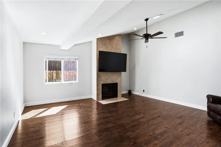 LARGE FAMILY ROOM