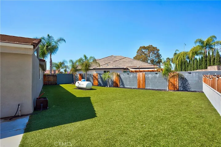 LARGE SIDE YARD
