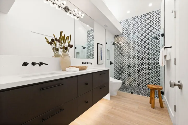 Guest suite bath