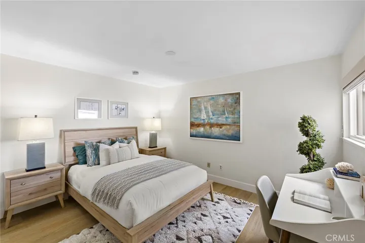 Large secondary bedroom.