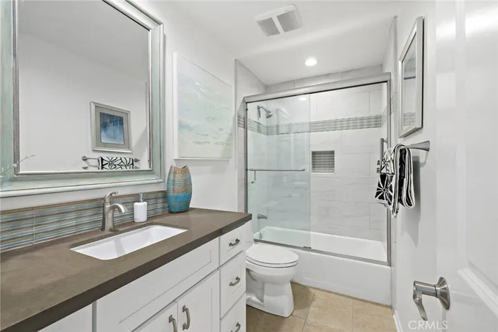 Powder room/secondary bathroom