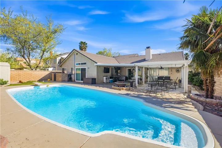 Enjoy your spacious pool, lounge and bbq area!