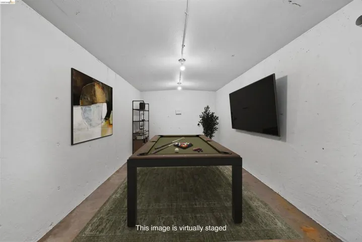 Recreation room with a textured wall