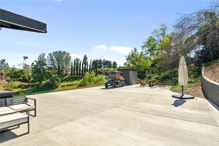 Backyard Patio with Vies