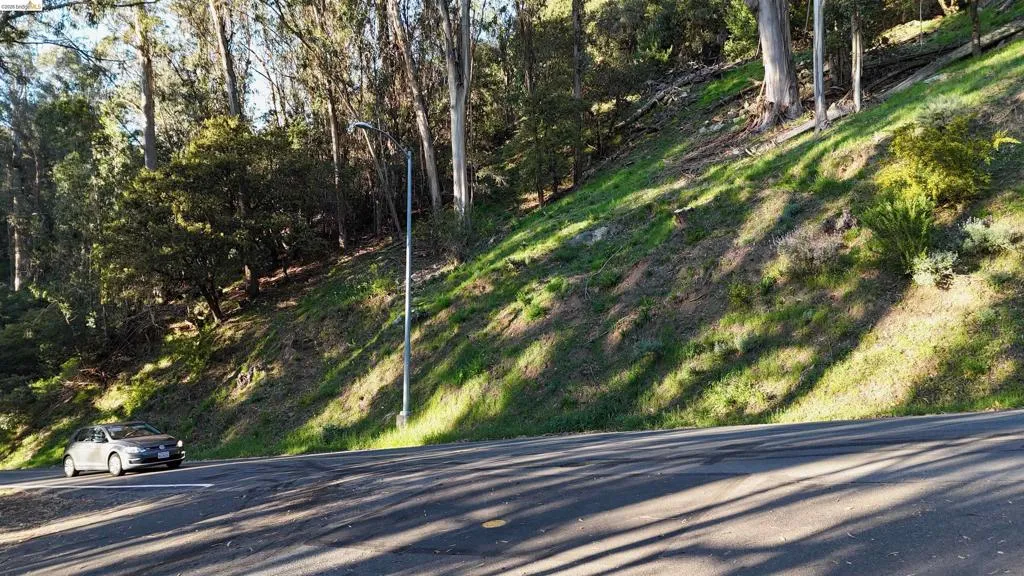 5847 5847 Ascot Dr, Oakland, California 94611 — photo 4