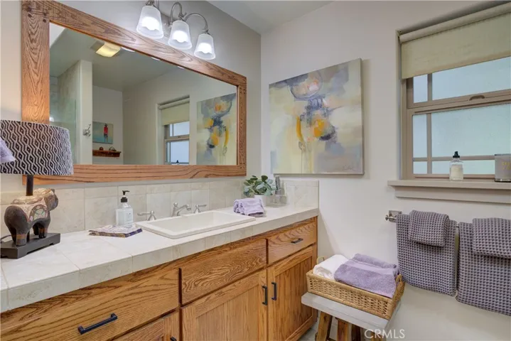 Full bathroom in guest apartment