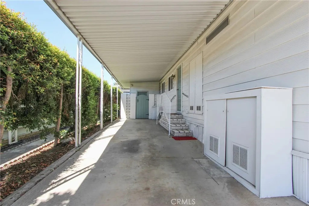 Tandem carport with storage area at the rear Tandem carport with storage area at the rear