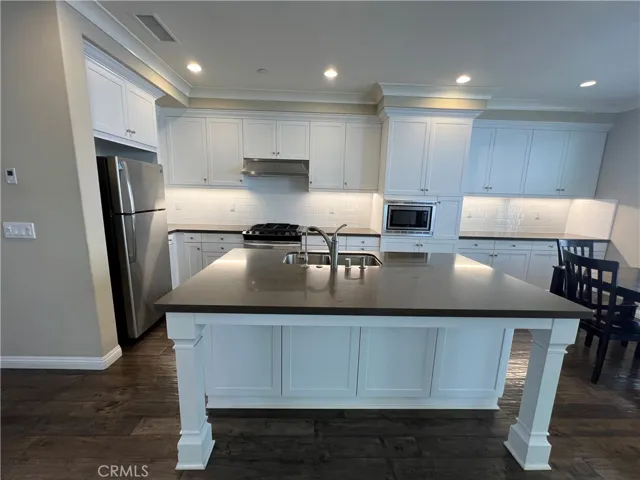 41 Oakfield, Irvine, California 92620