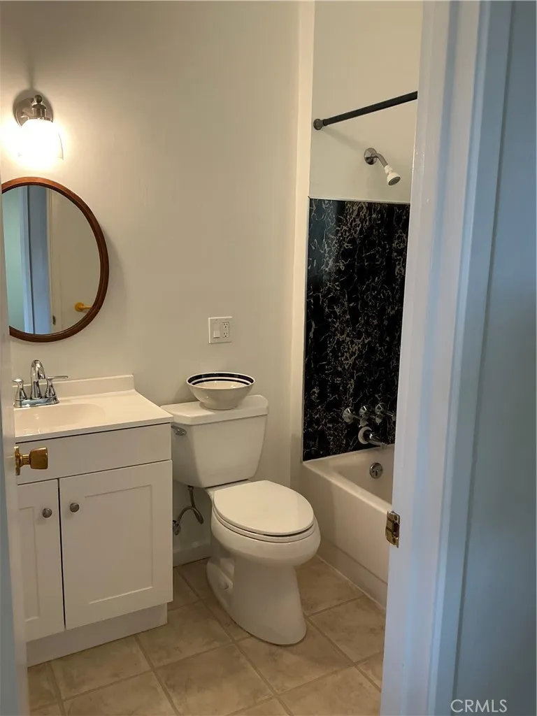 1 bathroom tub & shower