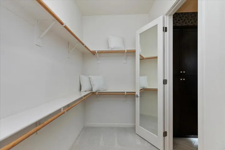 43-Walk In Closet