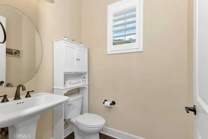 POWDER ROOM
Pedestal sink
Commode
Hardwood flooring