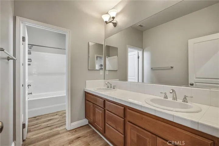 Secondary Bathroom (Upstairs)