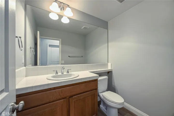 Guest Bathroom (Main floor)