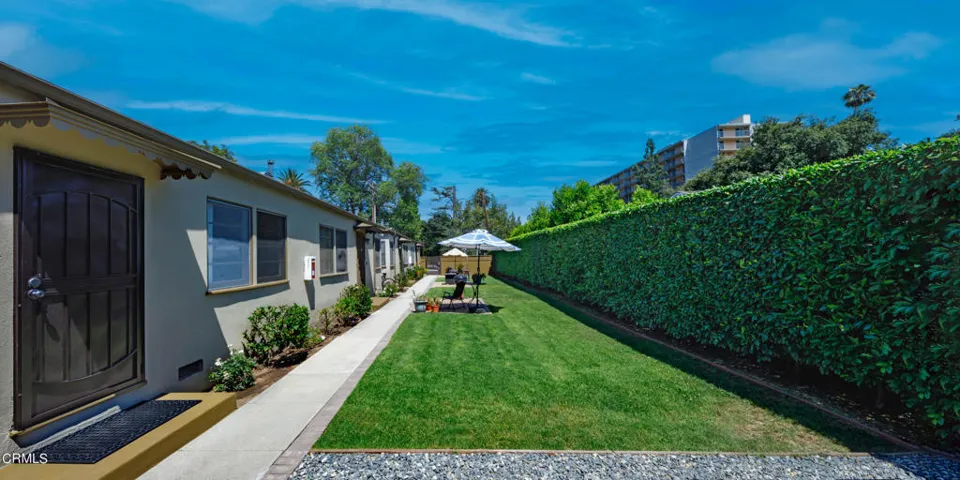 499 N Oakland courtyard