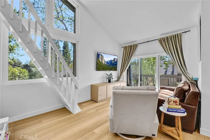 End unit, huge side window, full o fnatural light!