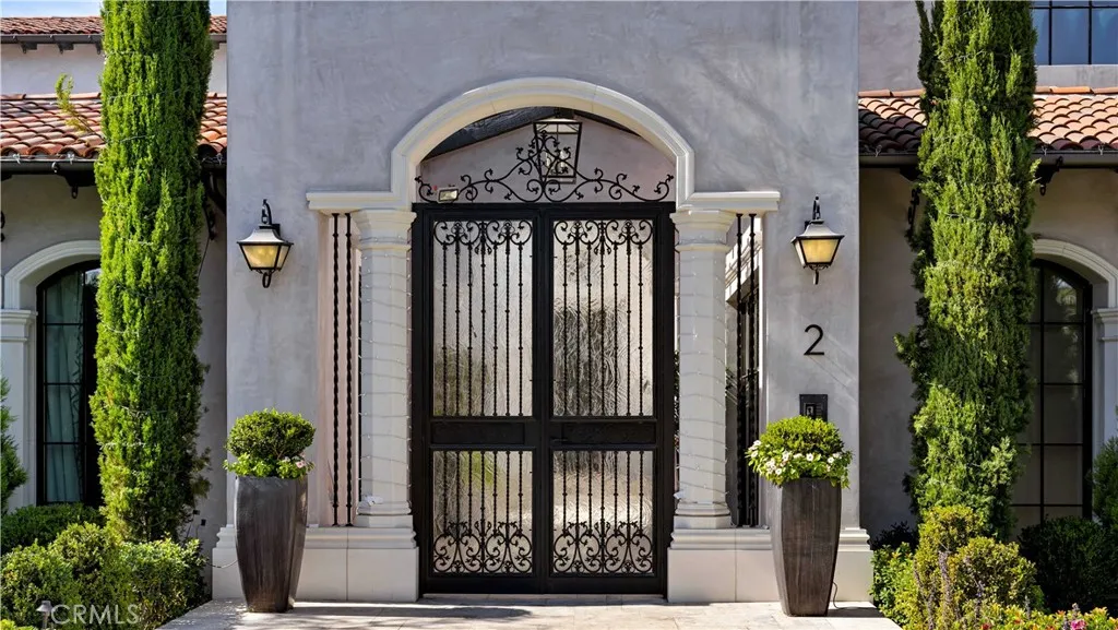 Let's take a closer look at the intricate beauty of this custom gate. Privacy and security --it's all here.