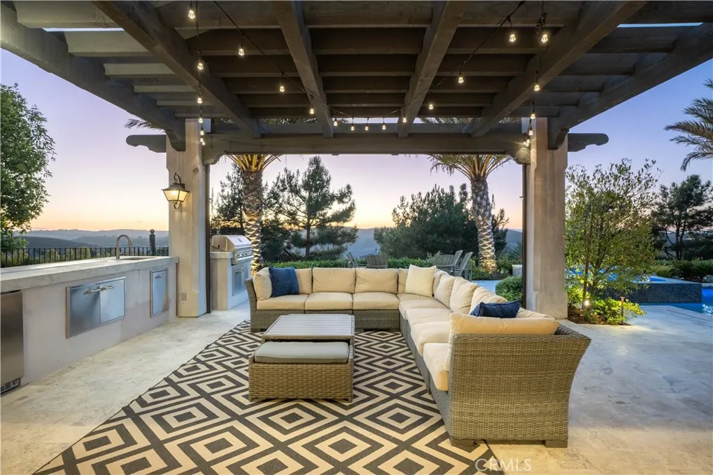There is room for everyone to enjoy this outdoor space.