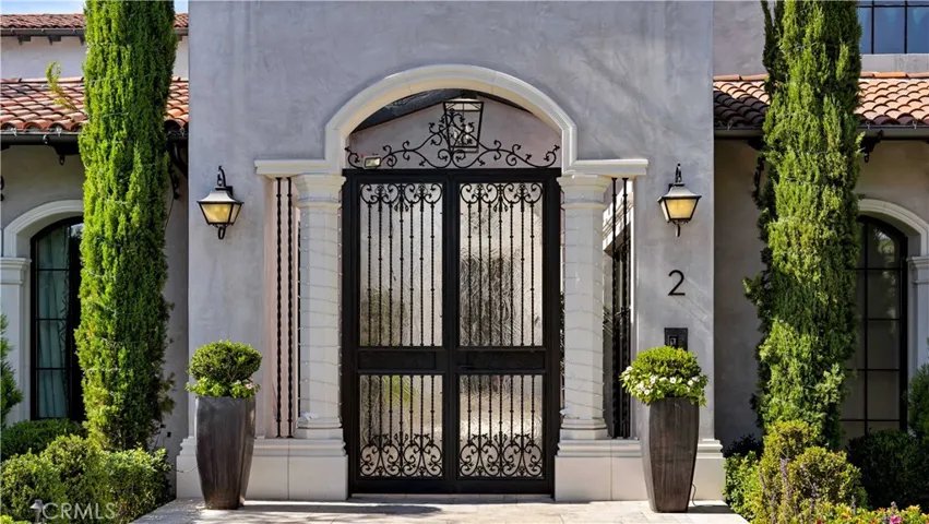 Let's take a closer look at the intricate beauty of this custom gate. Privacy and security --it's all here.