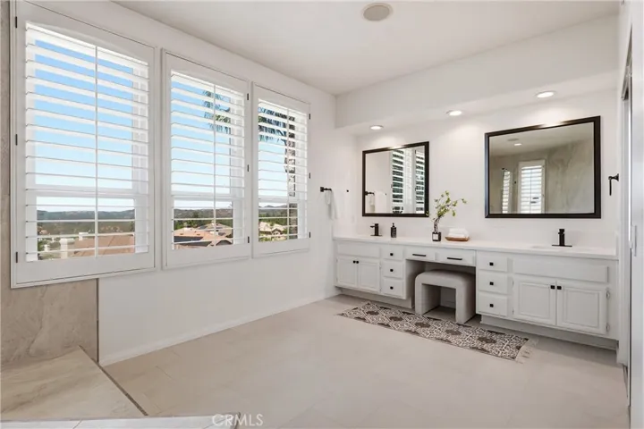 Primary En-suite Bath and Dressing Area