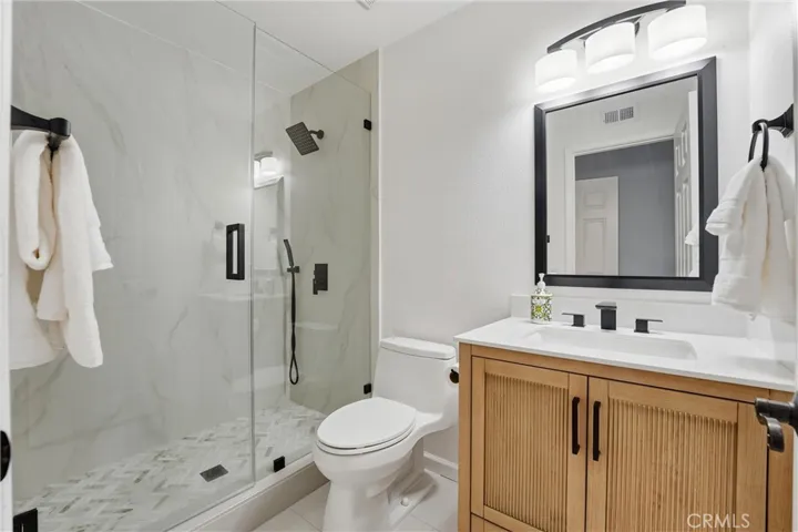 Main Level Bedroom En-Suite Bathroom