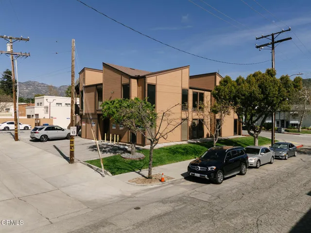 D042DAMORE_2505 Canada