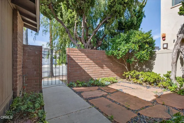 6-web-or-mls-Upmarketmedia_2920Sea-017