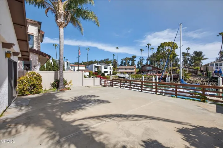 34-web-or-mls-Upmarketmedia_2920Sea-103