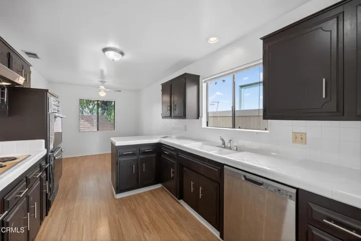 17-web-or-mls-Upmarketmedia_2920Sea-052