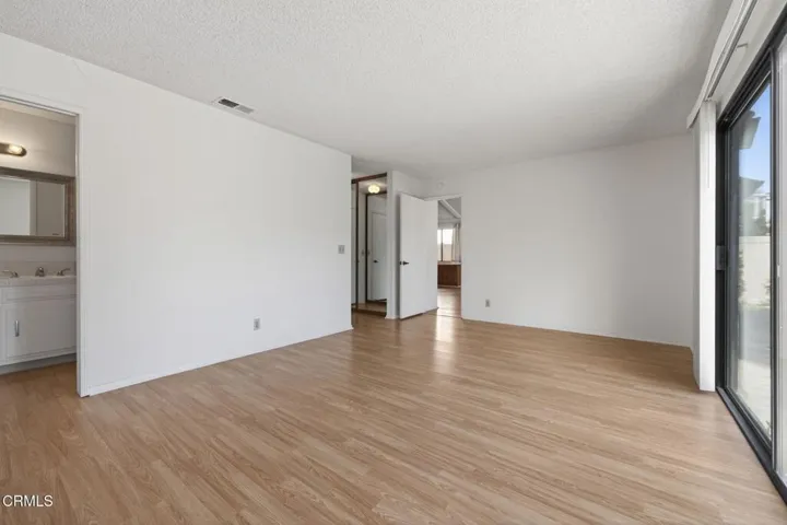 23-web-or-mls-Upmarketmedia_2920Sea-074