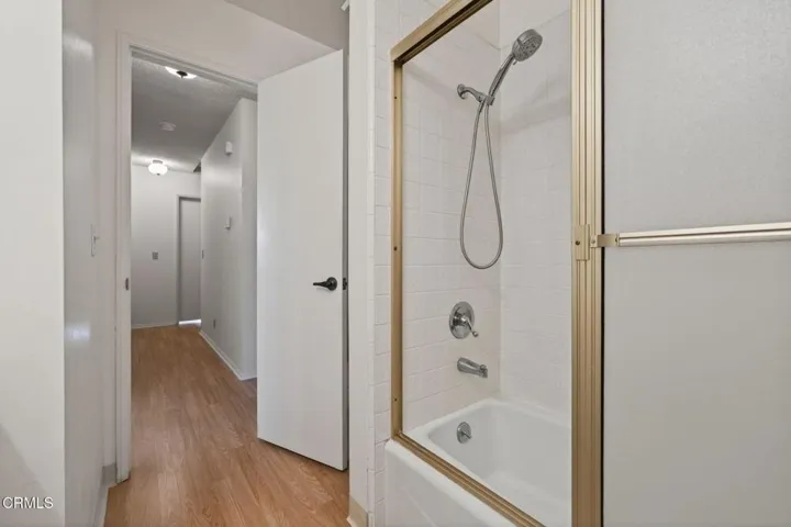 31-web-or-mls-Upmarketmedia_2920Sea-088