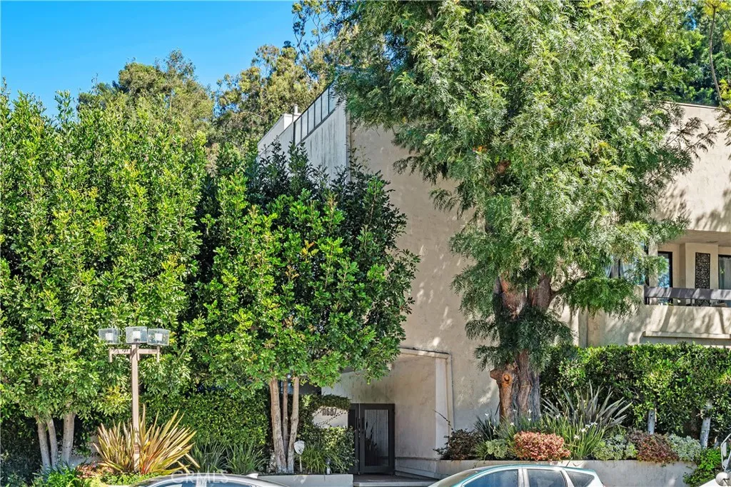 Gated entry with controlled access for security and privacy