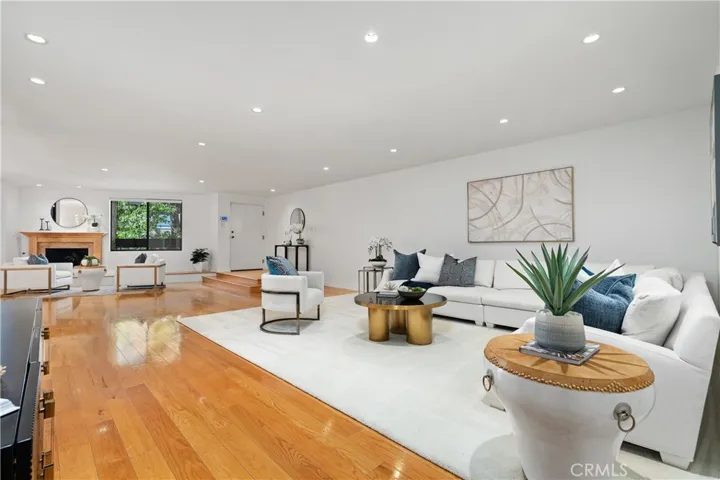 Spacious great room for entertaining