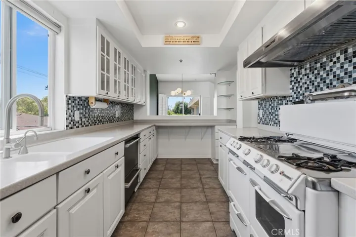 Convenient pass through to dining area