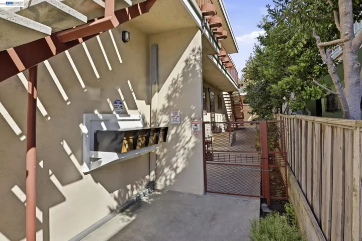 2550 2550 Damuth St, Oakland, California 94602